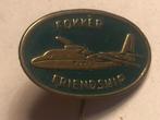 Metalen FOKKER FRIENDSHIP VLIEGTUIG Speld (Groen/Messingkl)., Verzenden, Zo goed als nieuw, Transport, Speldje of Pin