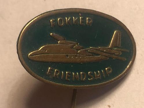 Metalen FOKKER FRIENDSHIP VLIEGTUIG Speld (Groen/Messingkl)., Verzamelen, Speldjes, Pins en Buttons, Zo goed als nieuw, Speldje of Pin
