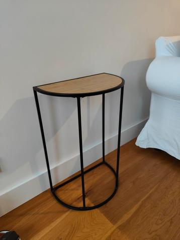 Zwart bijzettafeltje met houten blad beschikbaar voor biedingen