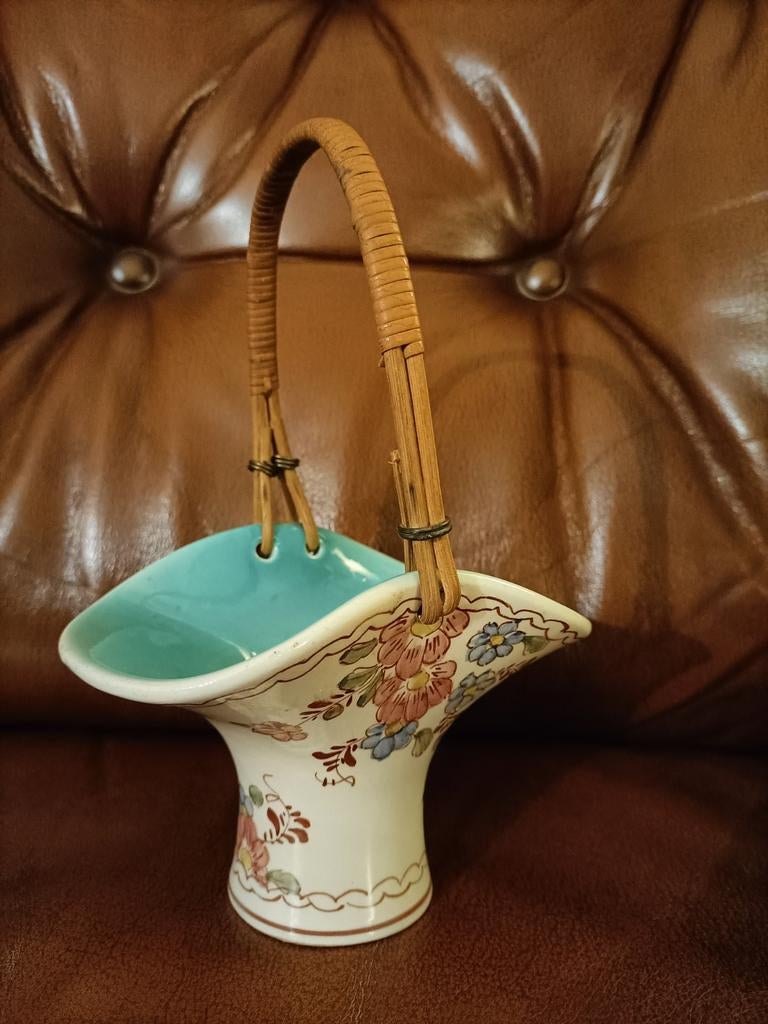 65 Tiko Gouda bloemenmandje met rieten hengsel. Vintage., Antiek en Kunst, Ophalen