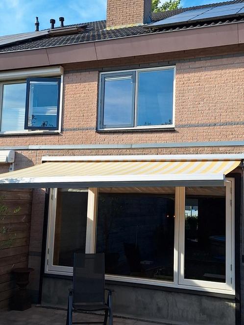 Zonnescherm / knikarmscherm geel-wit gestreept, Tuin en Terras, Zonneschermen, Gebruikt, Knikarmscherm, 150 tot 300 cm, 250 cm tot 450 cm