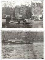 2x Foto Amsterdam '55 Gracht Schip Scheepvaart Auto VW Kever, Gebruikt, Foto, Ophalen of Verzenden, 1940 tot 1960