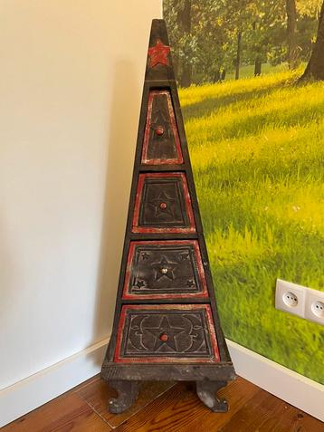 Indonesische pyramide kast uit hout beschikbaar voor biedingen