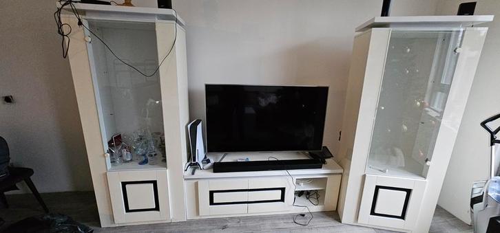 Witte hoogglans vitrinekast + dressoir - 3 jaar oud, Huis en Inrichting, Complete inboedels, Ophalen of Verzenden