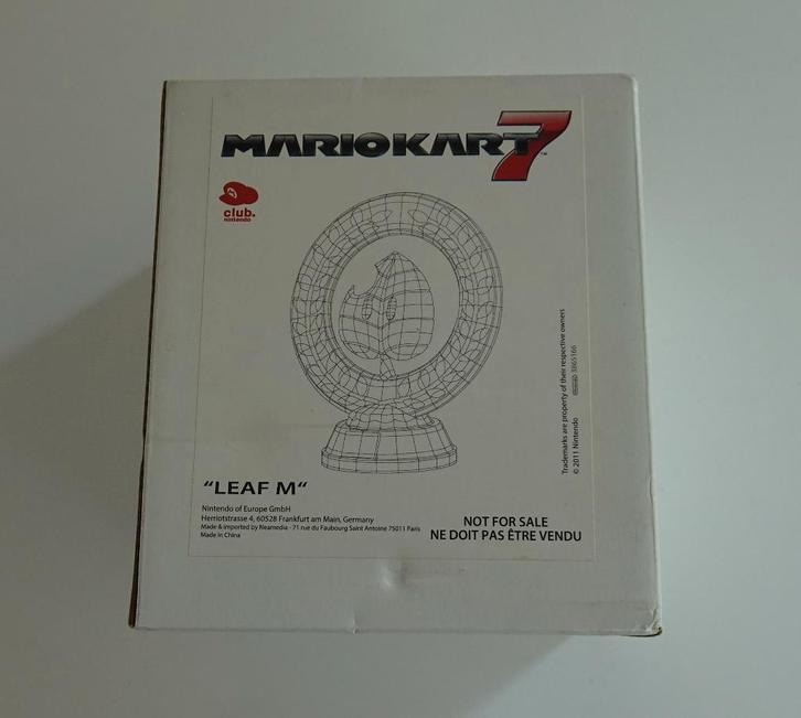Club Nintendo - Mario Kart 7 - Leaf M Trophy - Nieuw in Doos, Spelcomputers en Games, Games | Nintendo 2DS en 3DS, Nieuw, Racen en Vliegen