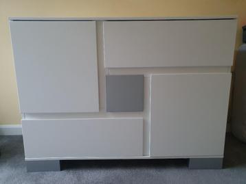Stevige witte commode beschikbaar voor biedingen