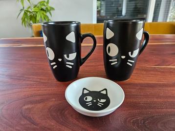 Twee grote thee mokken met schaaltje, zwart/wit/kat beschikbaar voor biedingen
