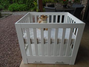 babybox van Interbaby met lade en matrasje nieuwstaat beschikbaar voor biedingen