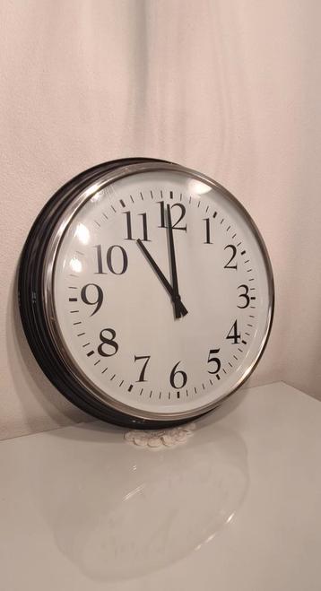 Grote Wandklok - Tijdloos Design beschikbaar voor biedingen