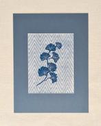 Botanische print met linosnede en blauw passe partout 30x40, Minder dan 50 cm, Oorspronkelijke maker, Nieuw, Ophalen of Verzenden