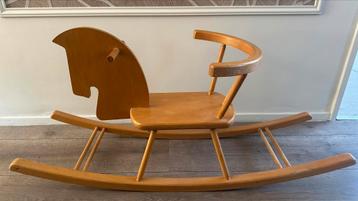 Houten hobbelpaard beschikbaar voor biedingen