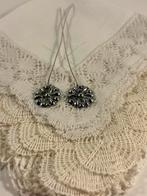 Zilveren mutsspelden, paar, rond en plat, Ophalen of Verzenden, Zilver