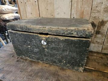 oude kist `WOONWINKEL RUSTIEK`` beschikbaar voor biedingen