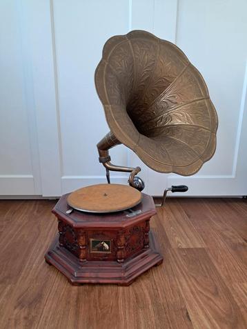 Antieke His masters voice platenspeler  beschikbaar voor biedingen