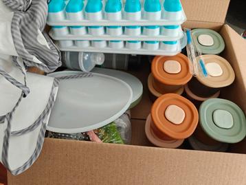 Babyvoeding set: Opbergbakjes, bordjes, melktoren etc. beschikbaar voor biedingen