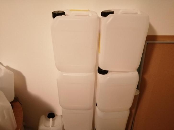 Jerrycan 5 en 10  liter, Tuin en Terras, Regentonnen, Zo goed als nieuw, Kunststof, Minder dan 75 liter, Ophalen