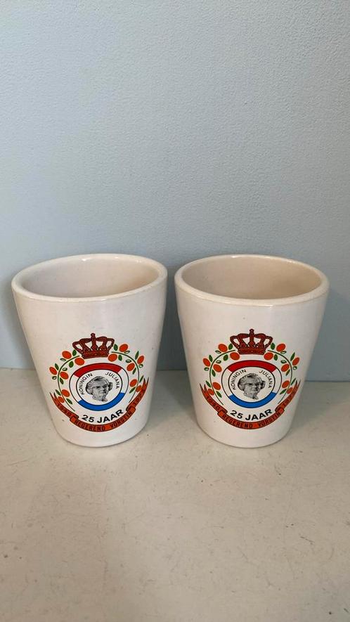 2 bekers 25 jaar Koningin Juliana 1973, Verzamelen, Koninklijk Huis en Royalty, Zo goed als nieuw, Servies, Nederland, Ophalen of Verzenden