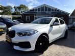 BMW 1-serie 118i 140pk Automaat 19''Lmv, Navi, (bj 2019), 65 €/maand, Stof, Gebruikt, Wit