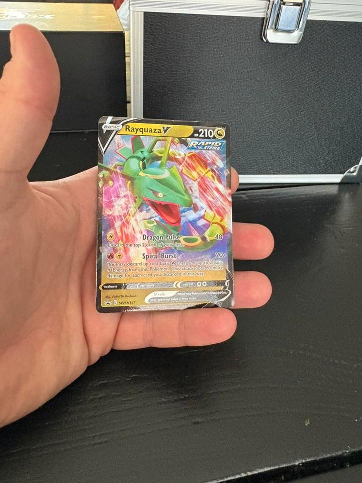 Rayquaza v, Hobby en Vrije tijd, Verzamelkaartspellen | Pokémon, Zo goed als nieuw, Meerdere kaarten, Foil, Ophalen of Verzenden