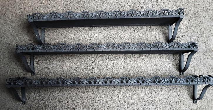 3 romantische franse metalen wandplanken type ‘kant’, Antiek en Kunst, Curiosa en Brocante, Ophalen of Verzenden