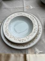 8 persoons (kerst) servies parelmoer met goud randje, Huis en Inrichting, Ophalen of Verzenden