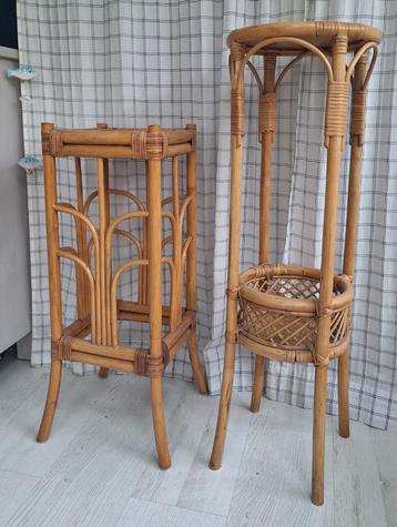 2 bamboe / rotan plantentafels beschikbaar voor biedingen