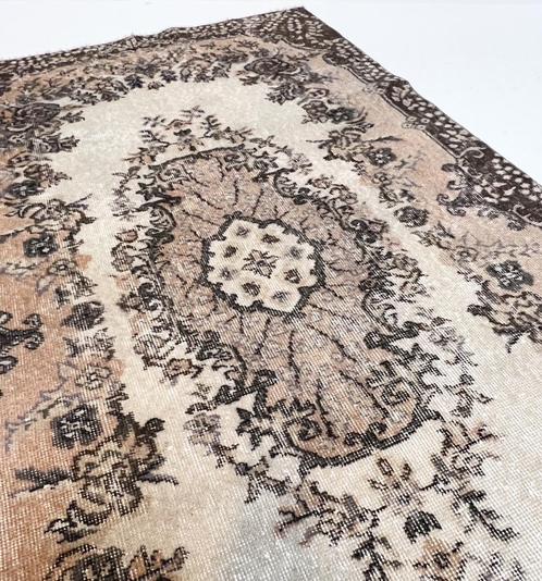 Bruin en roze vintage Yuruk vloerkleed 112 x 207 cm, 1970's, Huis en Inrichting, Stoffering | Tapijten en Kleden, Gebruikt, 100 tot 150 cm