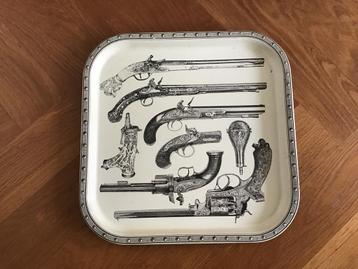 “PIERRO FORNASETTI” PISTOLE TRAY/DIENBLAD beschikbaar voor biedingen