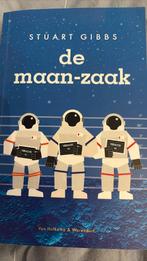 Stuart Gibbs - De maan-zaak, Ophalen of Verzenden, Zo goed als nieuw, Stuart Gibbs