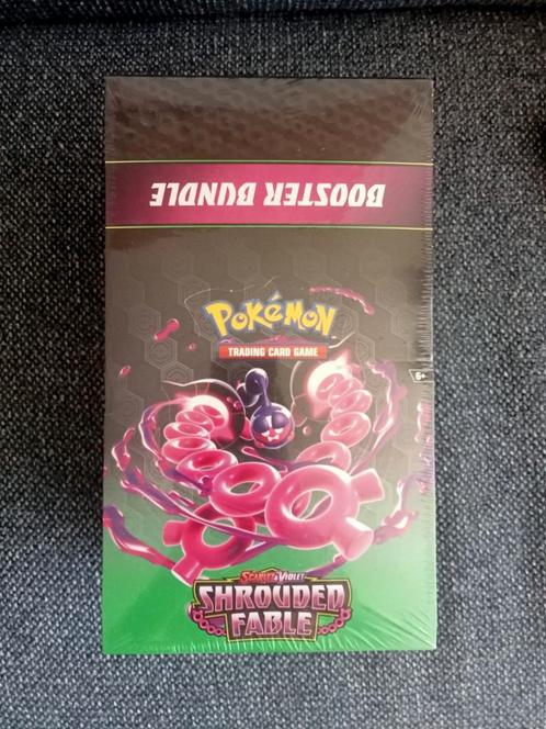 NIEUW shrouded fable booster bundle display case, Hobby en Vrije tijd, Verzamelkaartspellen | Pokémon, Nieuw, Boosterbox, Foil
