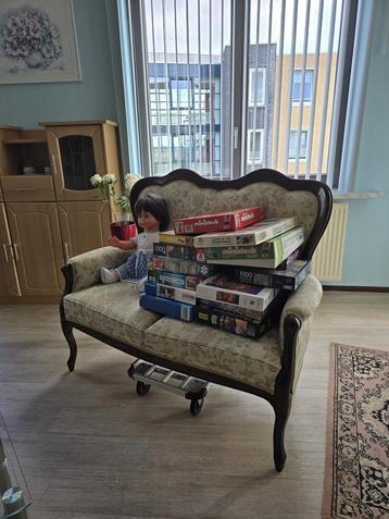 Leuke 2 zitsbank met dito fauteuille en salontafel beschikbaar voor biedingen