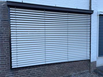Elektrische buitenjaloezie – ca. 3050 x 2010 mm beschikbaar voor biedingen