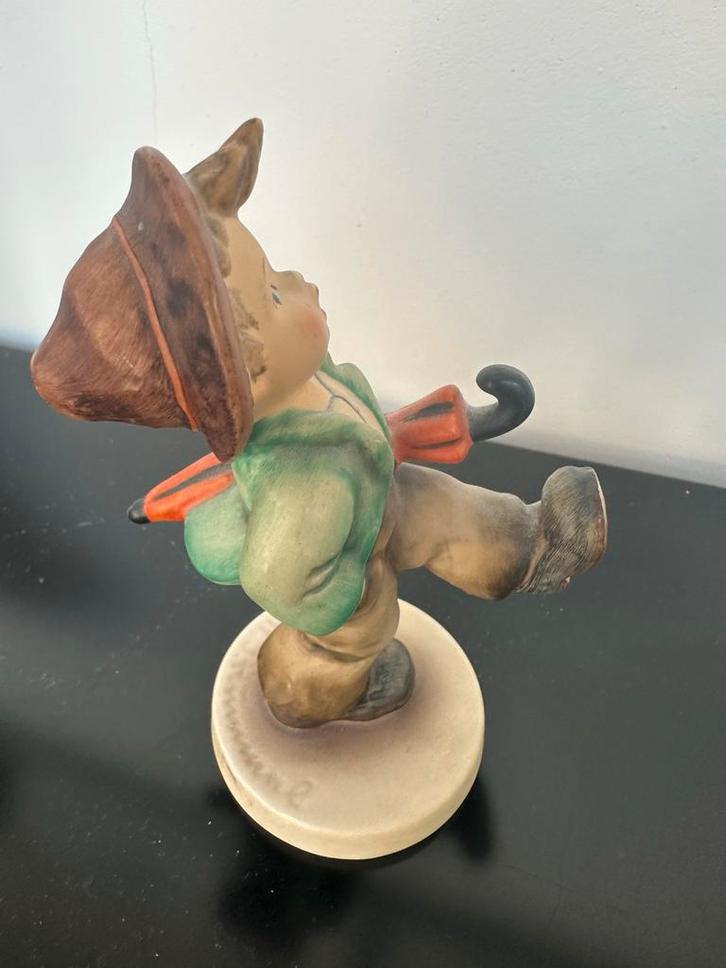 Goebel Hummel Beeldje - Wandelaar met Paraplu, Antiek en Kunst, Kunst | Beelden en Houtsnijwerken, Ophalen of Verzenden