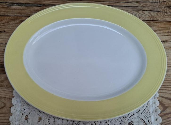 Grote ovale BOCH schaal met pastel gele ribbel rand, Antiek en Kunst, Antiek | Servies los, Ophalen of Verzenden