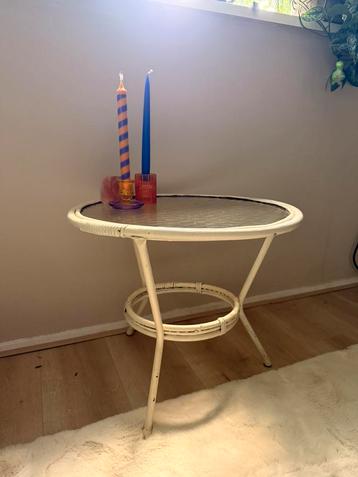 Vintage geschilderde rotan bijzettafel beschikbaar voor biedingen