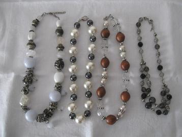4 mooie kettingen met wat grotere kralen goede staat beschikbaar voor biedingen