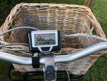 Mand voor op de fiets. Rvs zwarte drager in zeer goede staat beschikbaar voor biedingen