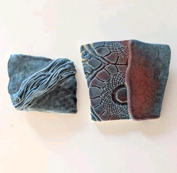 2 grote kunst broches van keramiste Natascha Rieter, Sieraden, Tassen en Uiterlijk, Broches, Ophalen of Verzenden