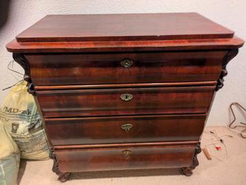 Antieke houten commode met 4 lades beschikbaar voor biedingen