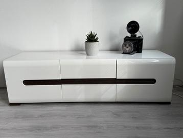Modern TV meubel wit hoogglans met hout accent beschikbaar voor biedingen