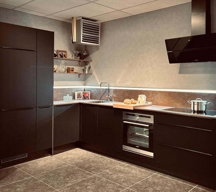 Mat zwarte hoekkeuken + apparatuur. 200 cm. x 271 cm, Huis en Inrichting, Keuken | Complete keukens, Nieuw, Hoekkeuken, Zwart