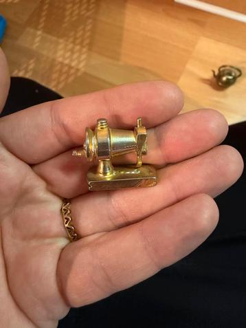 Miniatuur Naaimachine Goudkleurig beschikbaar voor biedingen