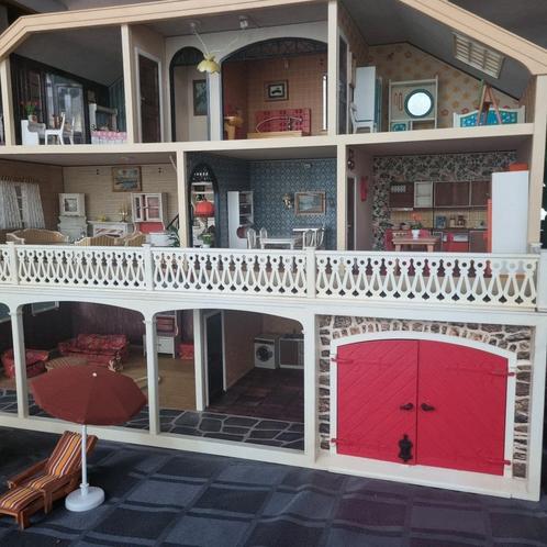 Zeer mooi groot vintage poppenhuis met 3 etages incl. poppen, Kinderen en Baby's, Speelgoed | Poppenhuizen, Zo goed als nieuw