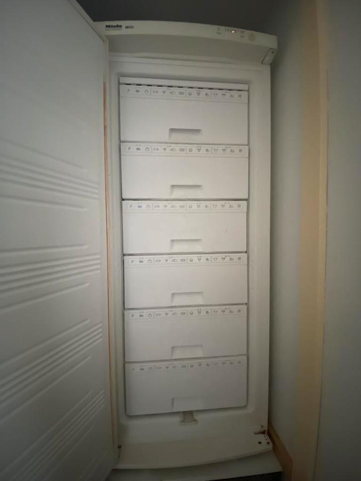 Miele vriezer 6 lades en inbouwkoelkast, Witgoed en Apparatuur, Vriezers en Diepvrieskisten, Gebruikt, Vrijstaand, Vrieskast, 140 tot 160 cm