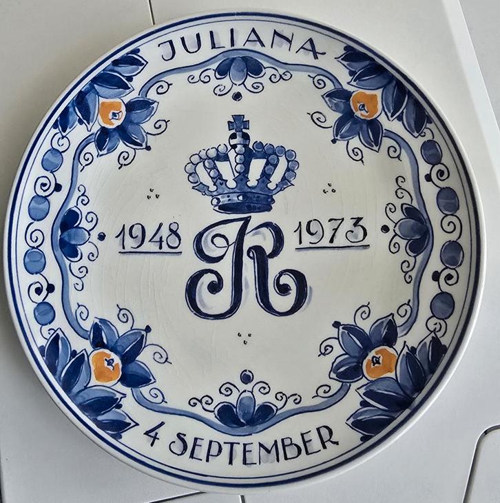 Porceleyne Fles: jubileumbord koningin Juliana (1973), Antiek en Kunst, Antiek | Keramiek en Aardewerk, Ophalen of Verzenden