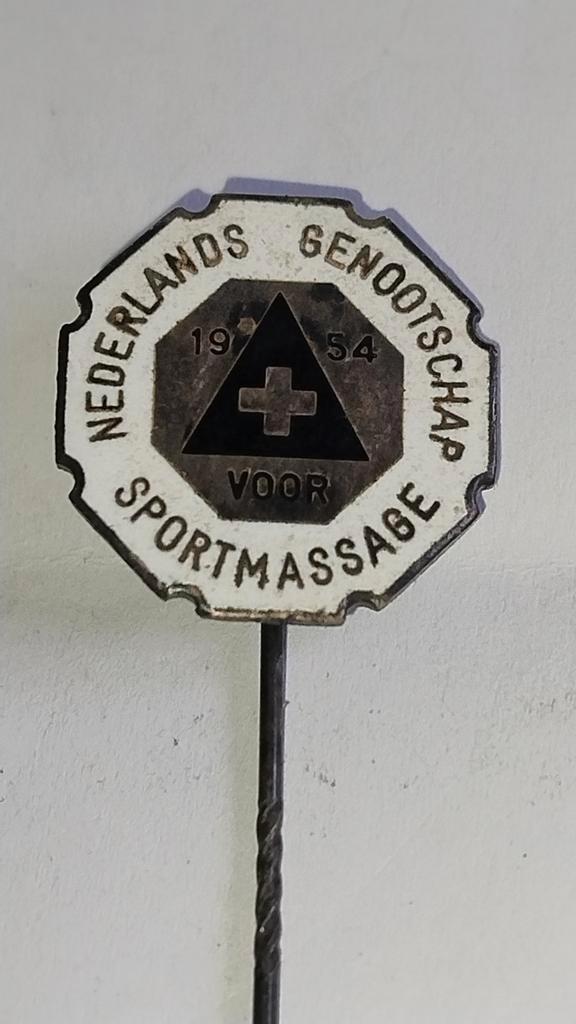 👉Speldje Nederlandse Genootschap Sportmassage 1954, Verzamelen, Speldjes, Pins en Buttons, Zo goed als nieuw, Overige onderwerpen