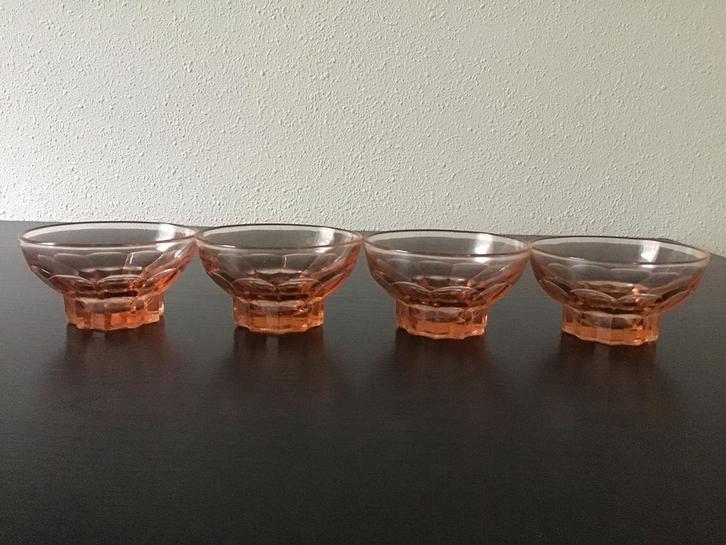 Set van 4 roze dessert schaaltjes. Vintage Bowl schaaltjes., Verzamelen, Glas en Borrelglaasjes, Zo goed als nieuw, Overige typen