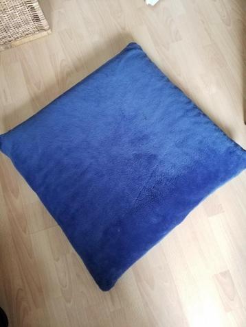 Blauw woonkussen. 70x70x15cm beschikbaar voor biedingen