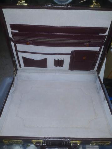 Oude documenten koffer,antiek? beschikbaar voor biedingen