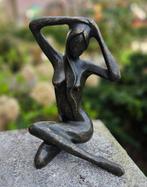 POSERENDE VROUW / Bronzen tuinbeeld / brons